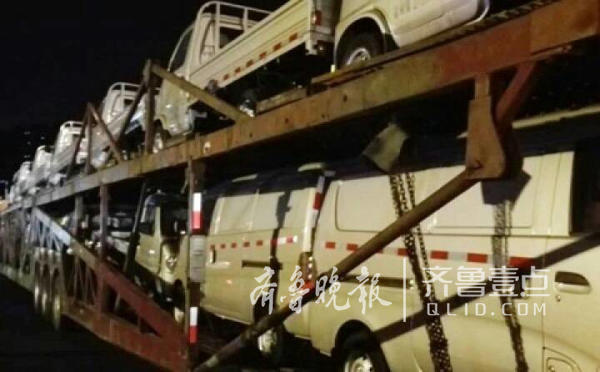 非法改装！济南交警查38米超长大货 载14辆小轿车