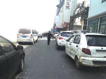东十六里河周边马路变停车场 500米路段80多辆违停车