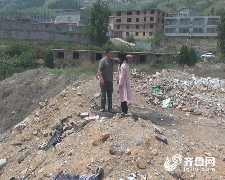济南南部山区惊现巨大渣土山 大风吹起似“黄土高原”