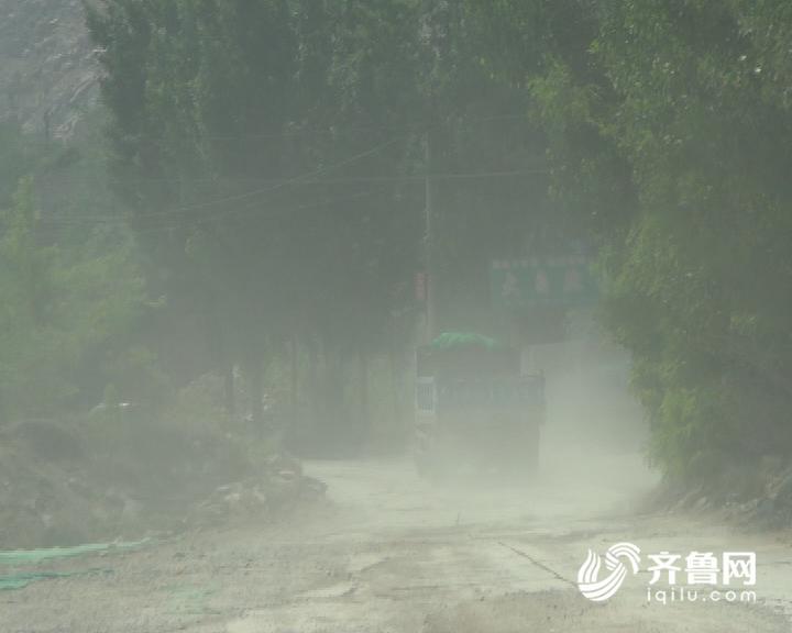 济南南部山区惊现巨大渣土山 大风吹起似“黄土高原”