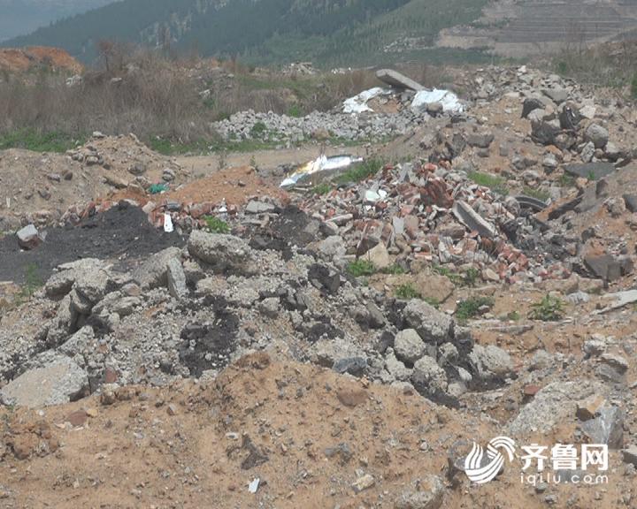济南南部山区惊现巨大渣土山 大风吹起似“黄土高原”