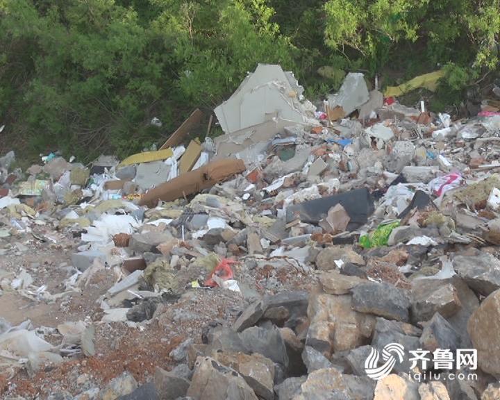 济南南部山区惊现巨大渣土山 大风吹起似“黄土高原”