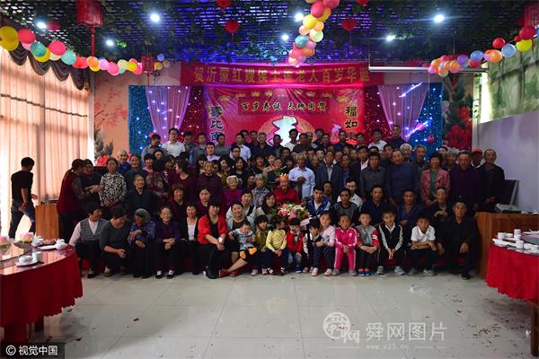 山东临沂一百岁老人过寿 五世同堂上百子孙贺寿