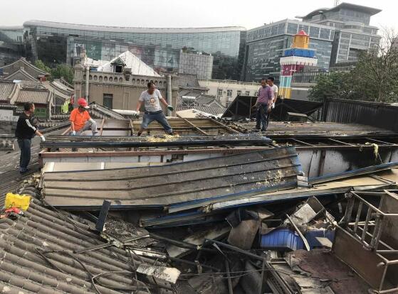 济南芙蓉街违建开拆:全为临时搭建板房 共有十五处