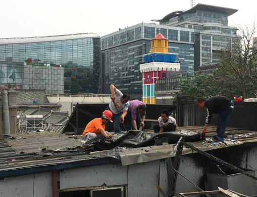 济南芙蓉街违建开拆:全为临时搭建板房 共有十五处