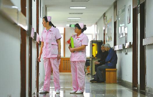 “错乱”的世界在忍耐中陪伴