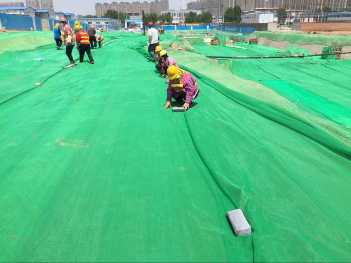 济南CBD市政道路和综合管廊工地连夜整改 洒水车24小时作业