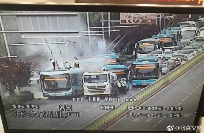 泺源大街泉城广场南侧102路公交车自燃 已驶离现场
