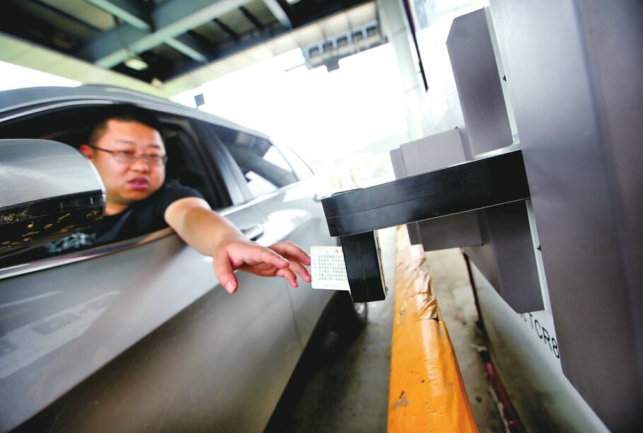 济南绕城高速收费站取卡用上“机械手”提高通行效率