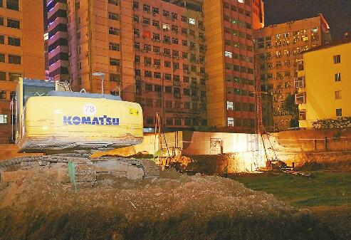 渣土未覆盖市中槐荫被督办 其中一处渣土山紧挨铁路线