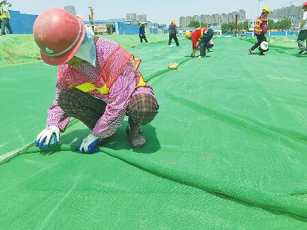 济南CBD市政道路和综合管廊工地连夜整改 洒