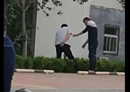 代驾有风险！济南一代驾小哥被醉酒车主用板砖一顿暴打