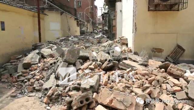 济南市中区这处建筑垃圾散一地 居民出门得绕道 