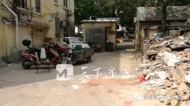 济南市中区这处建筑垃圾散一地 居民出门得绕道 