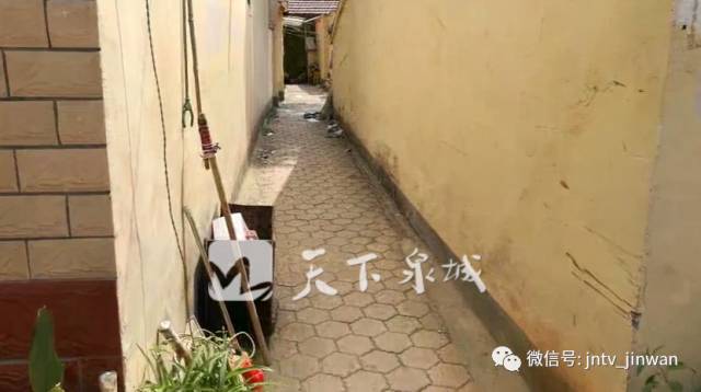 济南市中区这处建筑垃圾散一地 居民出门得绕道 