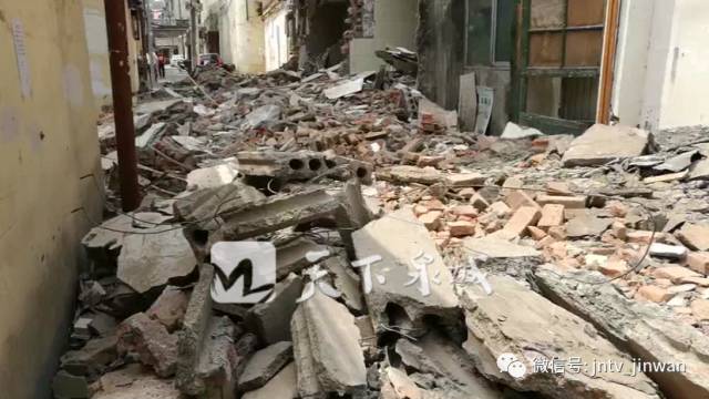 济南市中区这处建筑垃圾散一地 居民出门得绕道 