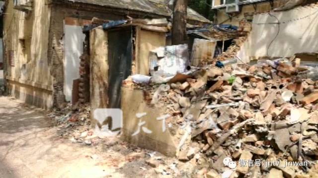 济南市中区这处建筑垃圾散一地 居民出门得绕道 