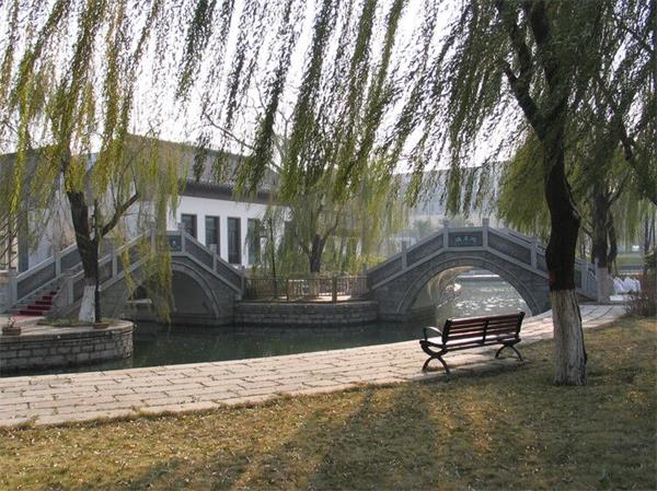 济南六旬老太大明湖附近跳河 众人合力救其上岸