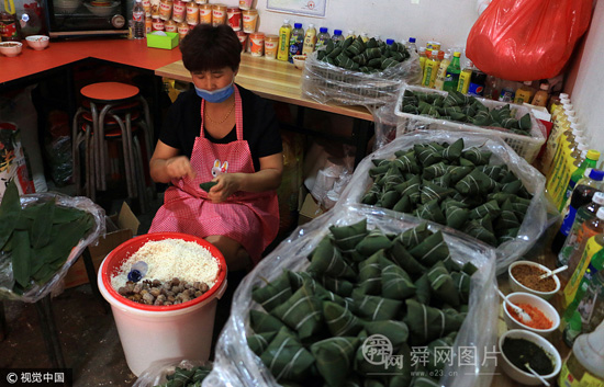 山东邹城“粽子姐” 每天包上千个粽子包到手抽筋