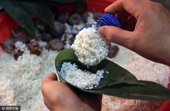 山东邹城“粽子姐” 每天包上千个粽子包到手抽筋