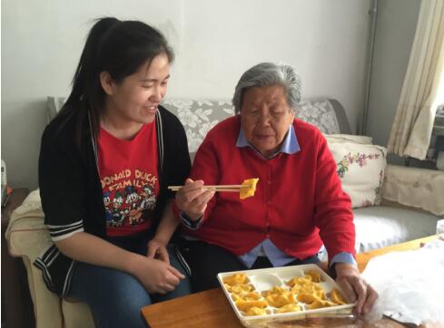 “包”出母亲的爱 舜井社区举行“亲子厨房”包饺子大比拼