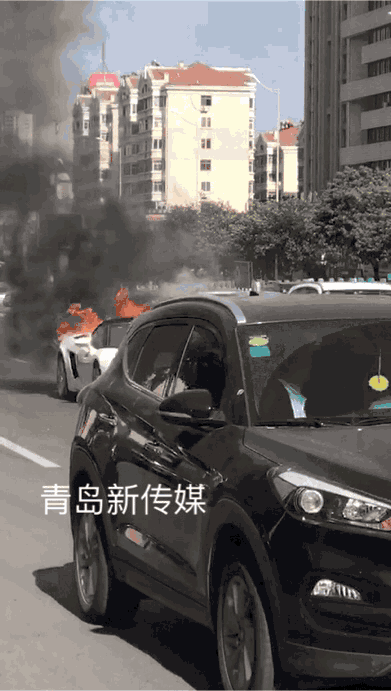 青岛：宁夏路兰博基尼自燃 价值428万!瞬间变烤牛