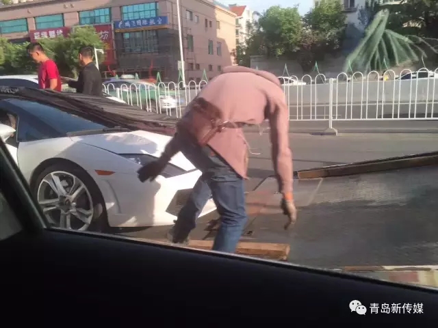青岛：宁夏路兰博基尼自燃 价值428万!瞬间变烤牛