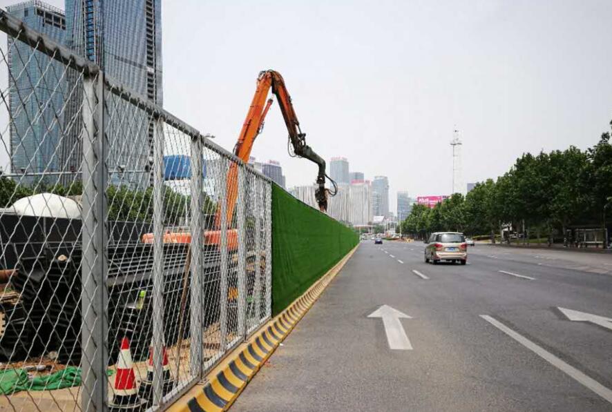 夏日一抹清凉色 济南地铁环保围挡现身经十路