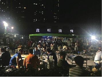 济南鑫旺烧烤院内烟雾缭绕 附近居民不堪油烟之扰
