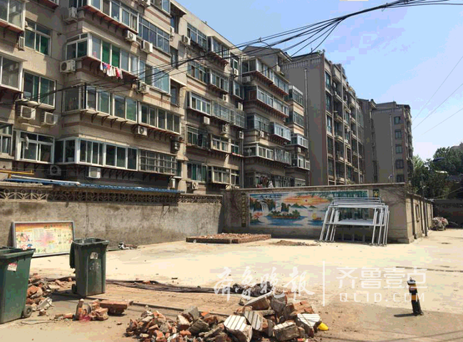 济南老旧小区停车难：花草给车让道 毁绿建停车位 