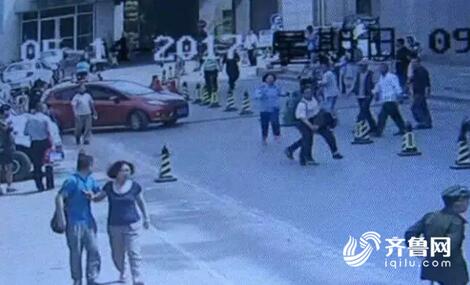 医院遇小偷 淄博小伙扫堂腿擒住笨贼不留名字离开