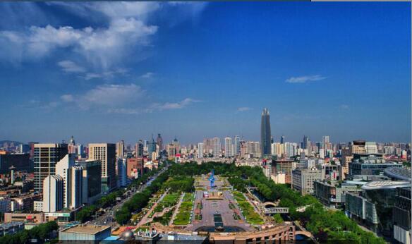 大风吹出优质天 济南泉城广场上空一片蔚蓝