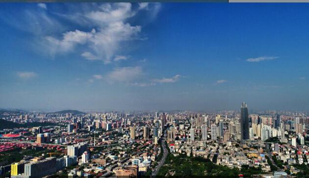 大风吹出优质天 济南泉城广场上空一片蔚蓝