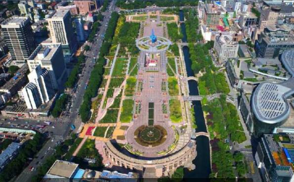 大风吹出优质天 济南泉城广场上空一片蔚蓝