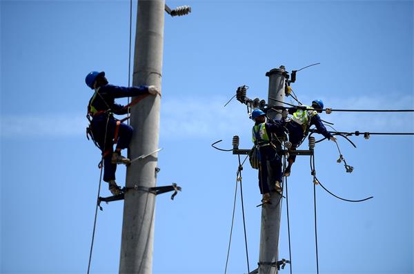 济南共青团路“拔钉子” 地面不见电线杆