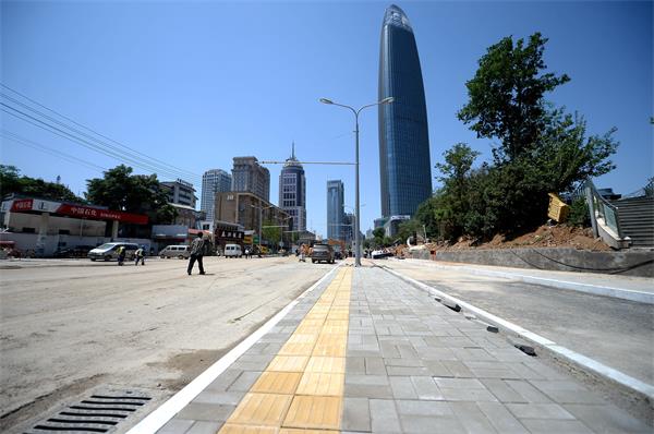 济南共青团路“拔钉子” 地面不见电线杆