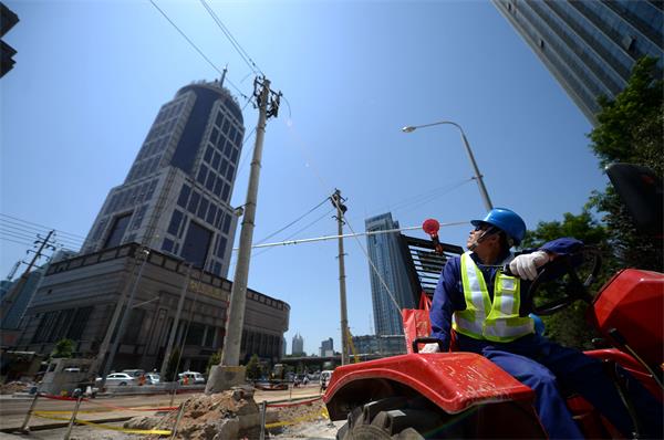 济南共青团路“拔钉子” 地面不见电线杆