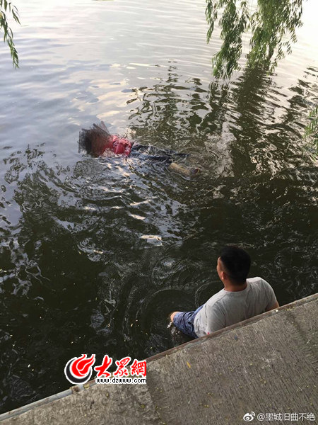 济南大明湖又有人跳湖 这位救人的小伙竟不会游泳