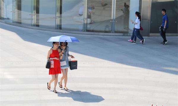 街拍:济南迎35℃高温天 街头美女花裙短裤享清凉