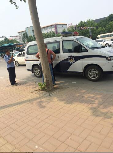 济南一男子大街上遭飞车党抢金项链 价值2万余元