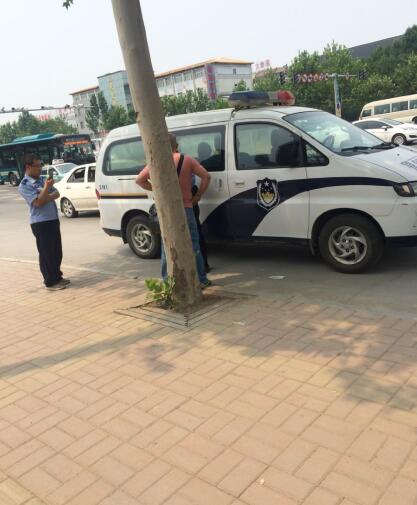 济南一男子大街上遭飞车党抢金项链 价值2万余元