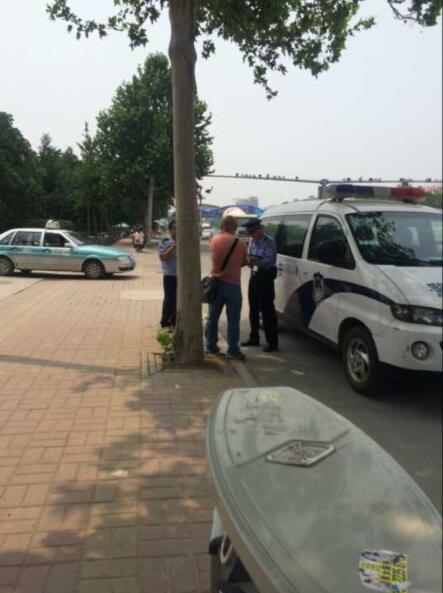 济南一男子大街上遭飞车党抢金项链 价值2万余元