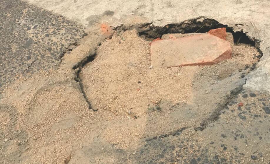 解放东路人行道塌陷出大坑 周围无警示标志