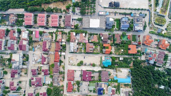 济南：高空俯瞰金鸡岭别墅区 百栋别墅占据半边山