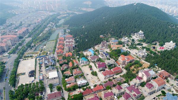 济南：高空俯瞰金鸡岭别墅区 百栋别墅占据半边山