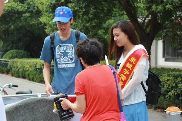 济南泉水直饮点惊现小蓝帽 大桶客看见捂脸就走
