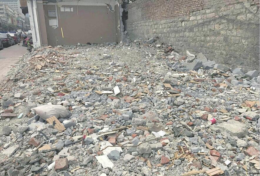 济南文化东路和山师东路交叉口西南角建筑垃圾裸露