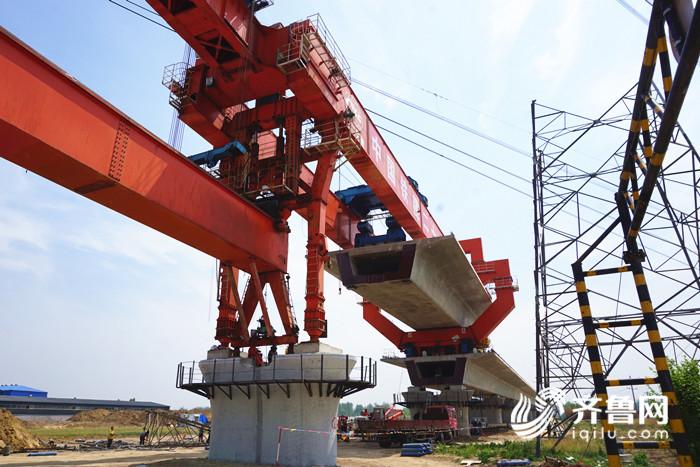 济青高铁重大突破!跨荣潍高速公路特大桥全面合龙