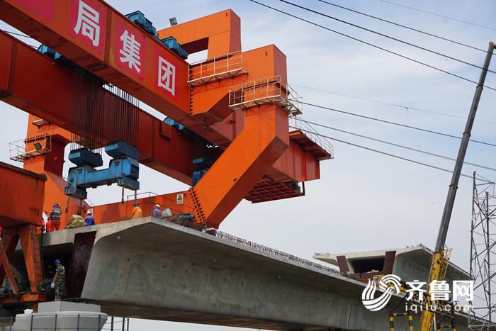 济青高铁重大突破!跨荣潍高速公路特大桥全面合龙