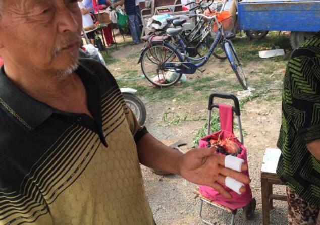 济南一男子市场上持刀捅人 七旬老人夺刀手受伤